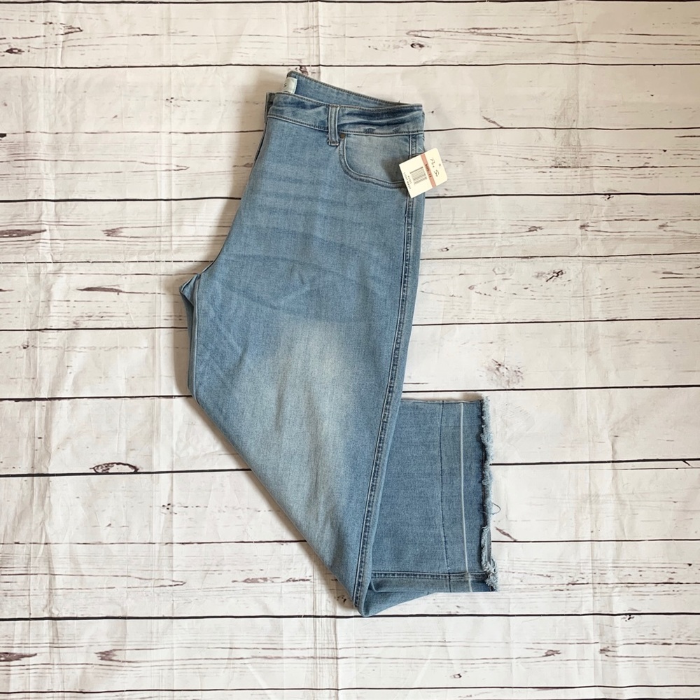 Women’s jeans light blue crop grays Large NWT